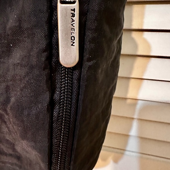 Travelon Black Front-Quilted Crossbody travel or Campus Bag - Picture 8 of 12